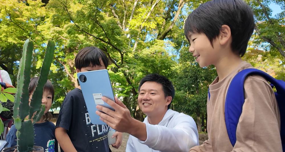 Who?で植物に話しかける子どもたち